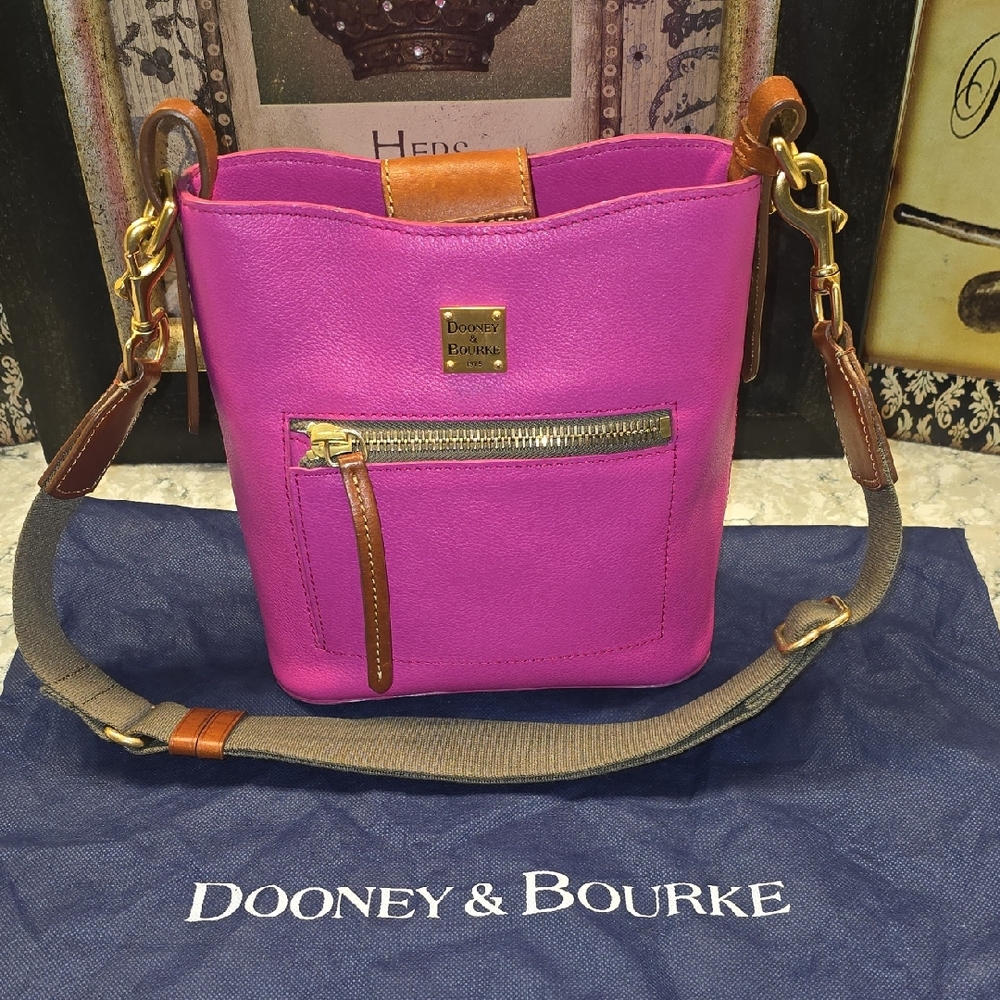 EUC Dooney & Bourke Small ROXY, Pebbled Leather Fuchsia Bag w/ adjustable Strap